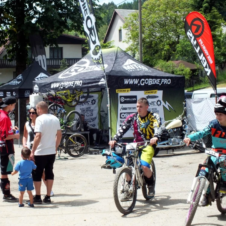 Namiot reklamowy 3x4,5 z nadrukiem Go Bike na dachu i 3 ścianach