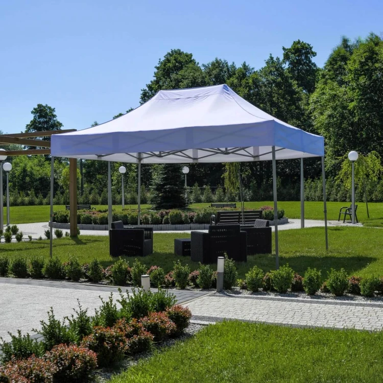 Namiot ekspresowy 3x4,5 w ogrodzie