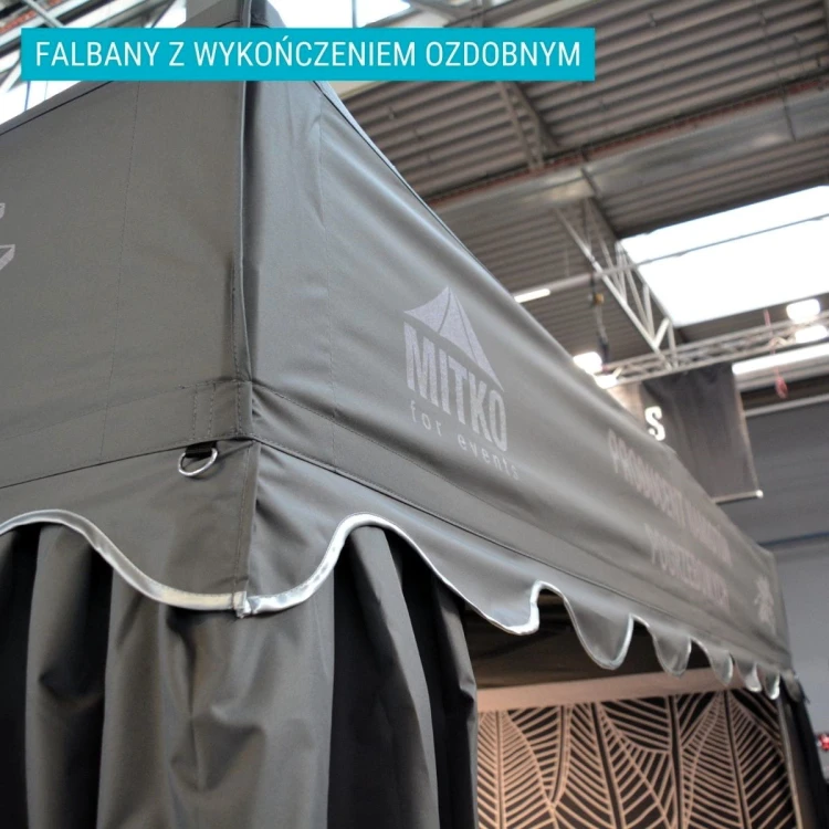 Falbany z wykończeniem ozdobnym