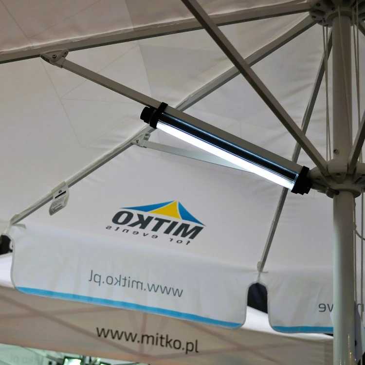 Świetlówka LED zamocowana do parasola reklamowego