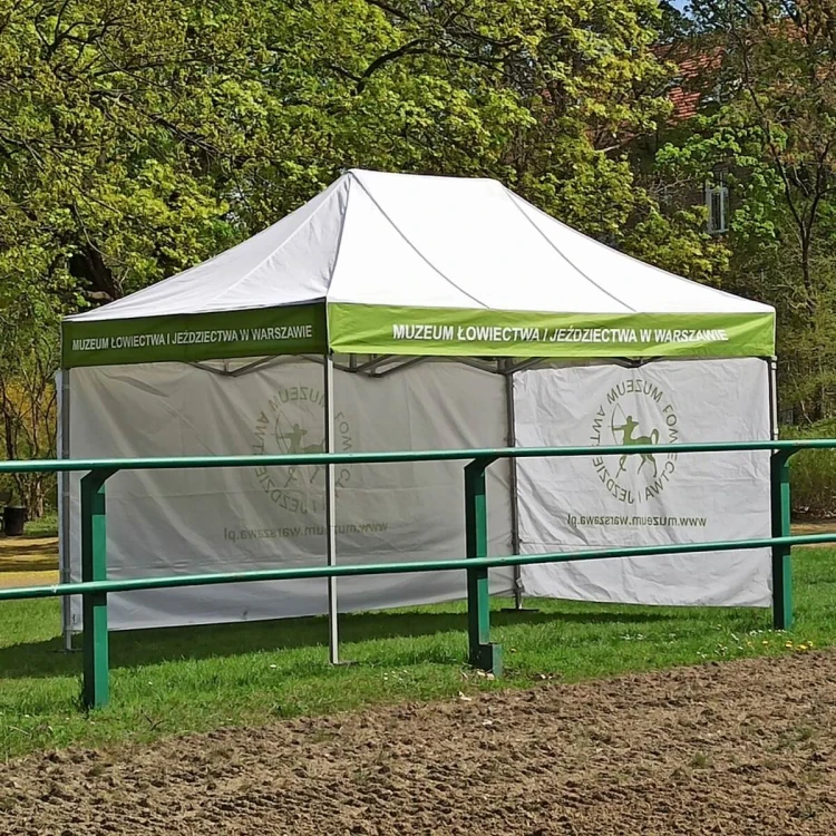 Namiot reklamowy 3x4,5 z nadrukiem na falbanach Muzeum Łowiectwa