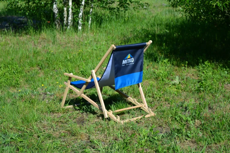 lezak-z-podlokietnikami-z-nadrukiem-jednostronnym-z-owiewka-widok-z-tylu.webp