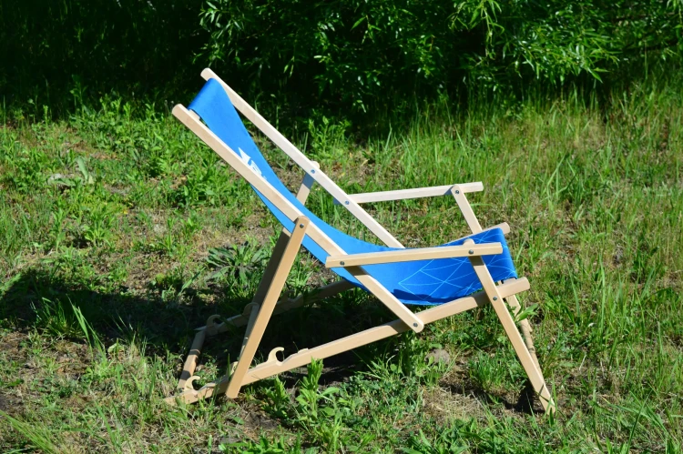 lezak-z-podlokietnikami-z-nadrukiem-dwustronnym-widok-z-boku.webp