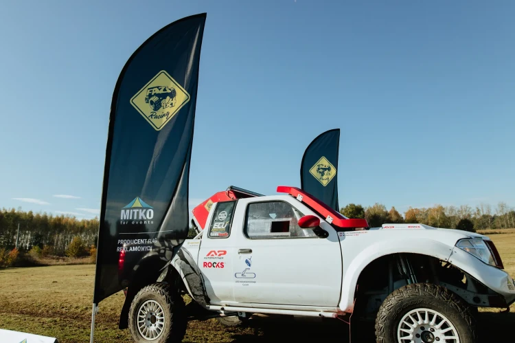 flagi-reklamowe-rider-m-z-nadrukiem-fazi-4x4-logo-mitko.webp