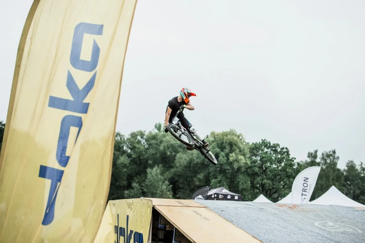 flagi-reklamowe-rider-m-z-nadrukiem-doka.webp