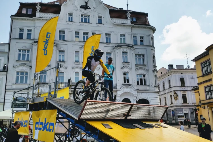 flagi-reklamowe-rider-m-z-nadrukiem-doka-na-zawodach.webp