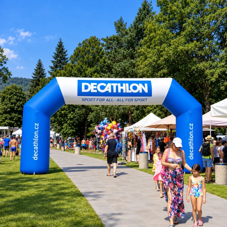 brama-reklamowa-8x4-wielokat-decathlon-w-parku.webp