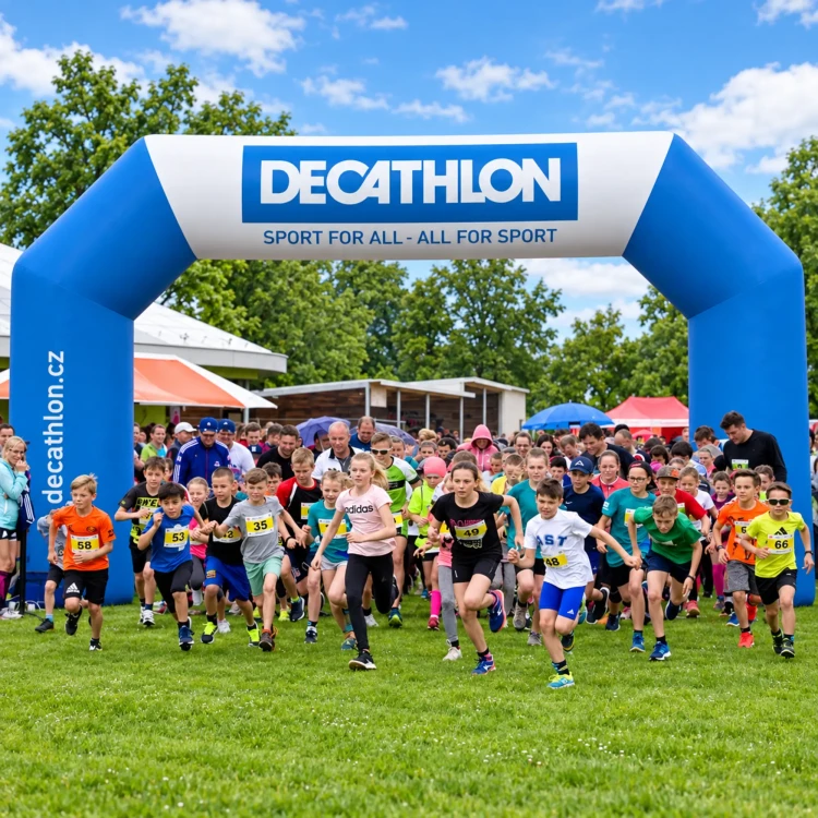 brama-reklamowa-decathlon-112x56-wielokat-na-zawodach-dla-dzieci.webp