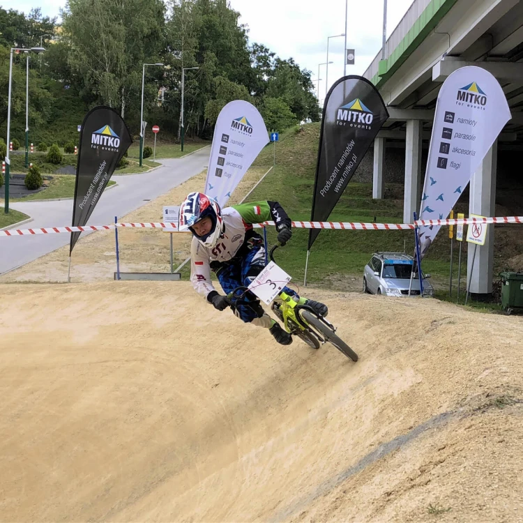 Flagi reklamowe Flyer M na zawodach BMX