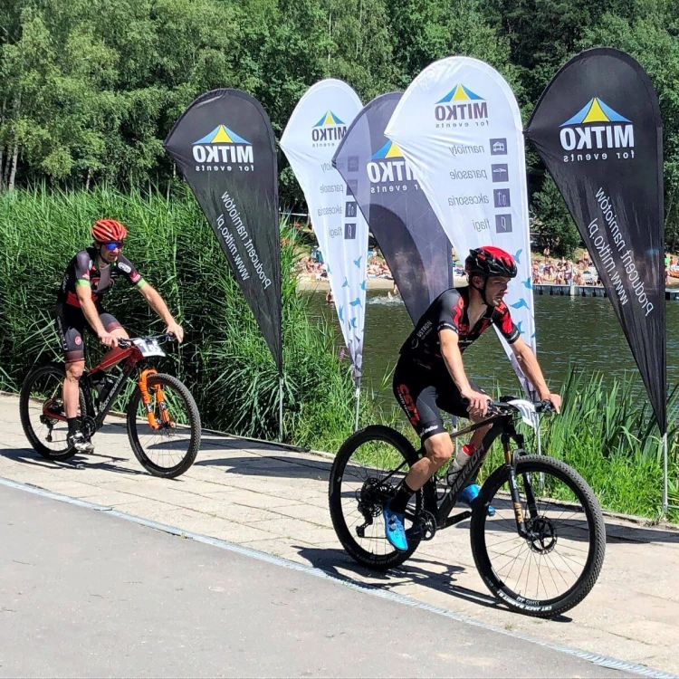 4 flagi reklamowe Flyer M 90x235 cm podczas zawodów MTB