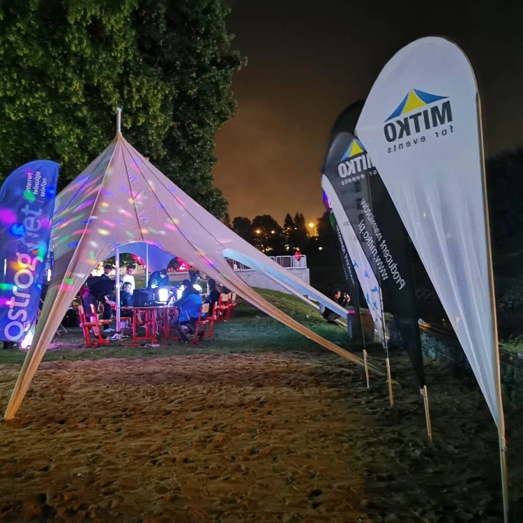 4 flagi reklamowe Flyer M 90x235 cm z nadrukiem na evencie